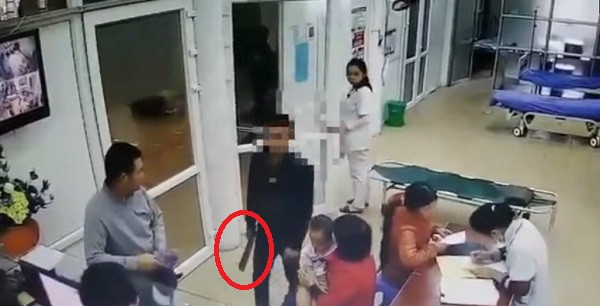 Nam thanh niên tên Q. sau khi có biểu hiện "ngáo đá" đã vào bệnh viện yêu cầu bác sĩ tháo đốt ngón tay. Khi không được đáp ứng, thì lấy dao (khoanh đỏ) dọa.