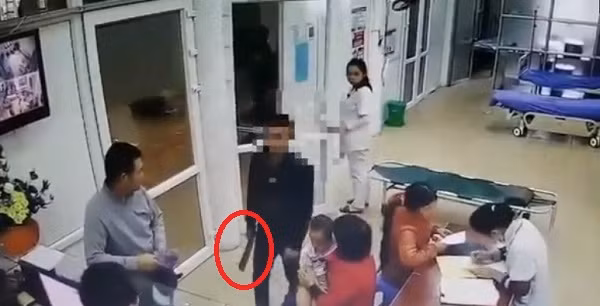 Nam thanh niên tên Q. sau khi có biểu hiện "ngáo đá" đã vào bệnh viện yêu cầu bác sĩ tháo đốt ngón tay. Khi không được đáp ứng, thì lấy dao (khoanh đỏ) dọa.