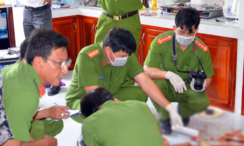 Cơ quan công an khám nghiệm hiện trường và xác định nạn nhân bị đâm 14 nhát dao.