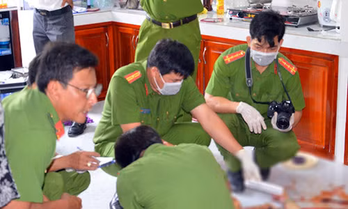 Cơ quan công an khám nghiệm hiện trường và xác định nạn nhân bị đâm 14 nhát dao.