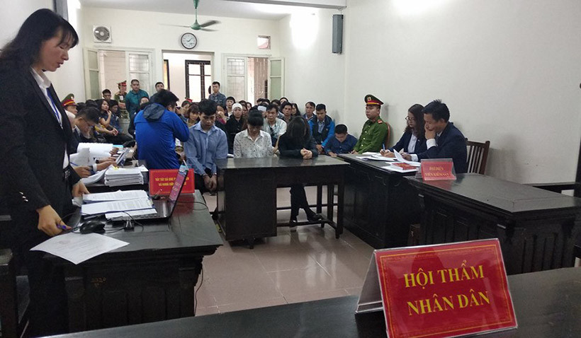 Riêng bị cáo Nguyễn Diệu Linh, bị cáo buộc để cơ sở của mình hoạt động dịch vụ karaoke khi chưa có giấy phép hoạt động, đồng thời cơ sở chưa được nghiệm thu đủ điều kiện phòng cháy chữa cháy. Bị cáo Hoàng Văn Tuấn là người trực tiếp thi công, sử dụng hồ quang điện cắt bản lề nhưng không có dụng cụ che chắn dẫn tới lửa vảy hàn bắn vào phần ốp cách âm, gây cháy.