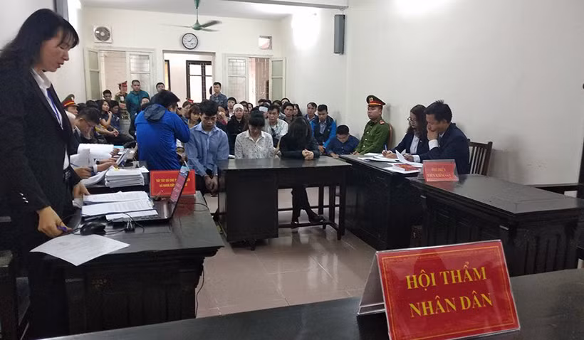 Riêng bị cáo Nguyễn Diệu Linh, bị cáo buộc để cơ sở của mình hoạt động dịch vụ karaoke khi chưa có giấy phép hoạt động, đồng thời cơ sở chưa được nghiệm thu đủ điều kiện phòng cháy chữa cháy. Bị cáo Hoàng Văn Tuấn là người trực tiếp thi công, sử dụng hồ quang điện cắt bản lề nhưng không có dụng cụ che chắn dẫn tới lửa vảy hàn bắn vào phần ốp cách âm, gây cháy.