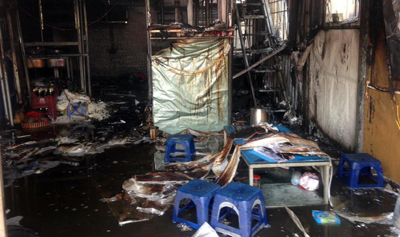 Các đồ đạc, vật dụng bên trong nhà xưởng bị lửa thiêu rụi cháy đen xì.