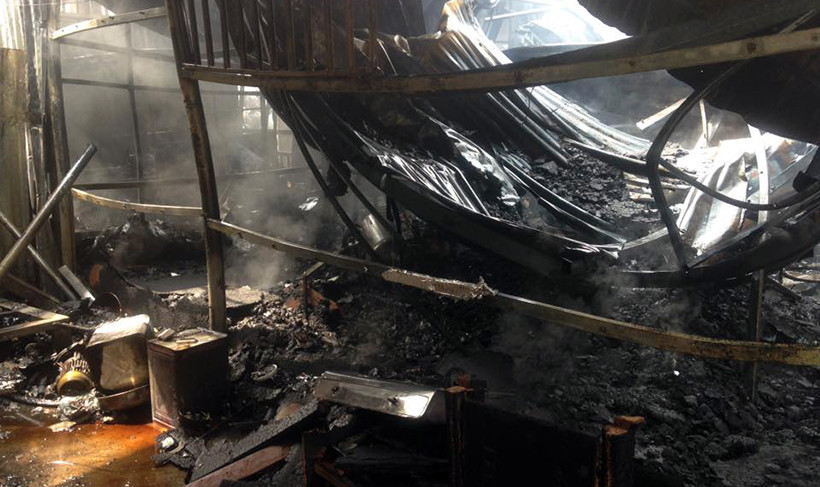 Tàn tro của các đồ vật bị lửa thiêu tại hiện trường.