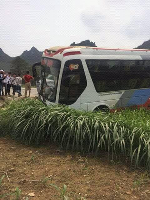 Hai chiếc xe khách sau khi va chạm đã lao sang lề đường.