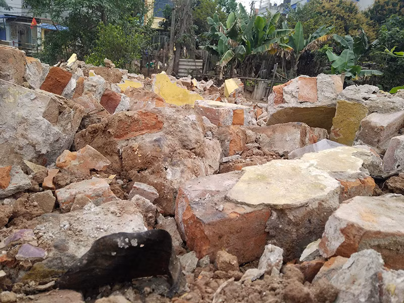 Lãnh đạo UBND xã Thanh Liệt cho biết, đã tổ chức di dời ngôi mộ này từ lên nghĩa trang xã Thanh Liệt.