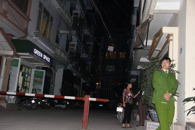 Lực lượng chức năng bảo vệ nghiêm ngặt xung quanh các lối ra vào nhà ông Nguyễn Thanh Hóa.