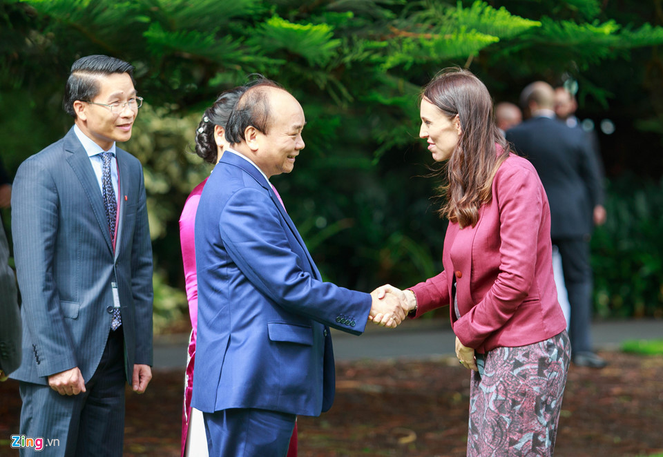 Thủ tướng New Zealand Jacinda Ardern (phải) chủ trì lễ đón. New Zealand hiện là đối tác thương mại lớn thứ 31 của Việt Nam và Việt Nam là đối tác lớn thứ 17 của New Zealand. Hai bên đang hướng tới thiết lập quan hệ đối tác chiến lược. Ảnh: Thanh Tuấn.