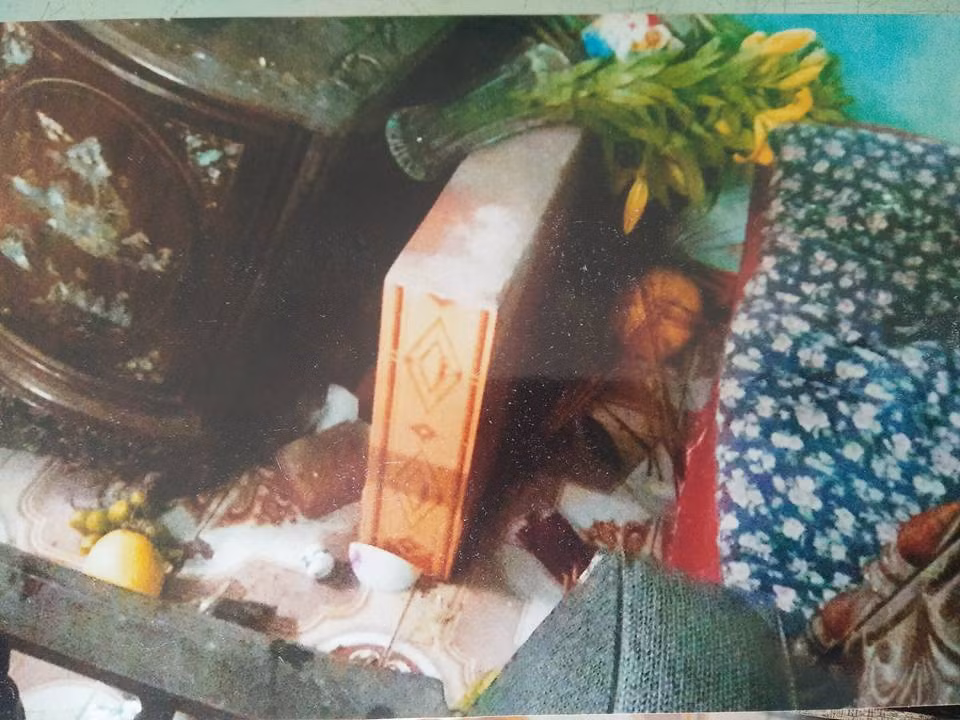 Hình ảnh bàn thờ gia đình ông Tiếp bị nhóm đối tượng đập phá trước đó. Ảnh gia đình cung cấp.