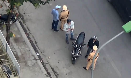 Hình ảnh các CSGT lựa chọn góc khuất để xử lý người vi phạm. Ảnh cắt từ clip.