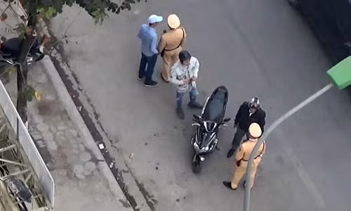 Hình ảnh các CSGT lựa chọn góc khuất để xử lý người vi phạm. Ảnh cắt từ clip.