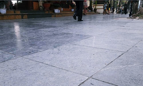 Đá vỉa hè xung quanh khu vực hồ Gươm còn rất mới...