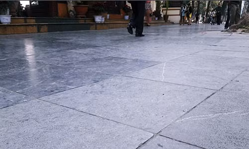 Đá vỉa hè xung quanh khu vực hồ Gươm còn rất mới...