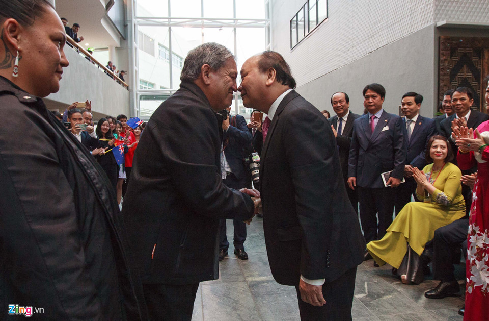 Tại Đại học Công nghệ Auckland, Thủ tướng được chào đón bằng nghi thức "chạm mũi" của người Maori. "Mình coi trọng một dân tộc, tức mình coi trọng văn hóa của dân tộc đó vì văn hóa dân tộc là điều gì đấy rất thiêng liêng, cao cả", Thủ tướng chia sẻ cảm nhận về văn hóa bản địa. Ảnh: Thanh Tuấn.