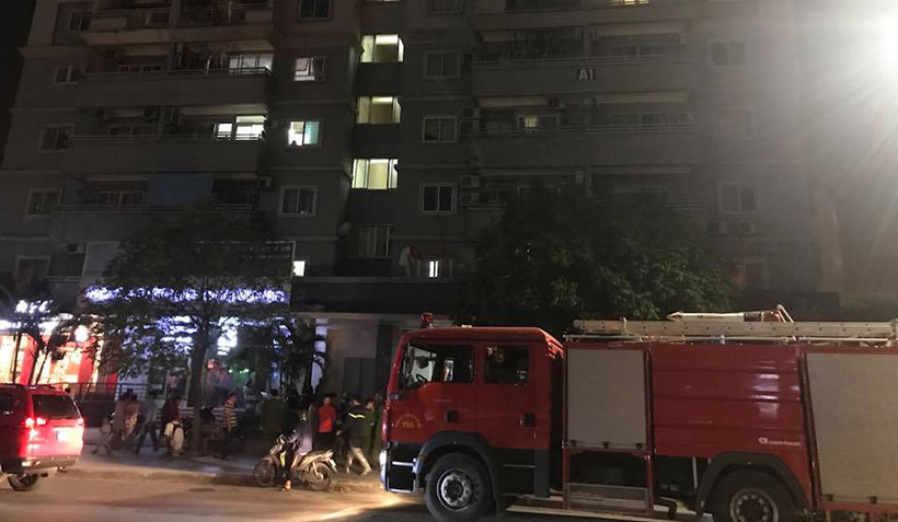 Ngay khi tiếp nhận thông tin cháy chung cư ở Mỹ Đình, Phòng Cảnh sát PCCC số 3 Hà Nội nhanh chóng điều động cán bộ chiến sĩ cùng 4 xe cứu hỏa đến hiện trường, phối hợp với công an phường sở tại nhanh chóng dập lửa.