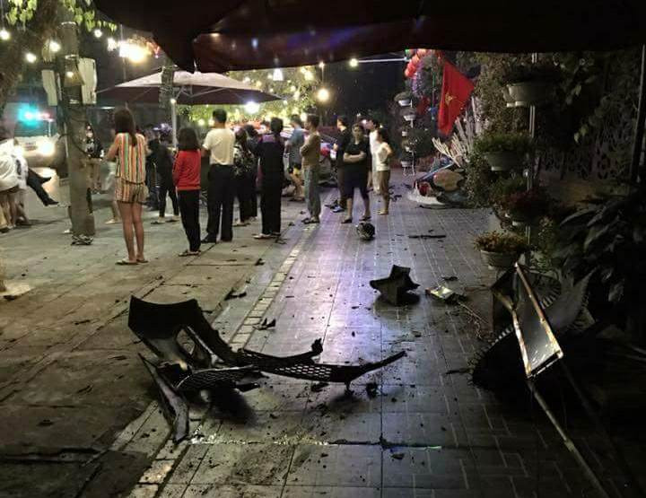 Nhiều người dân địa phương bàng hoàng sau vụ tai nạn xảy ra.