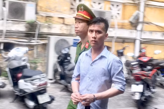 Cảnh sát dẫn giải Thiện sau phiên tòa.