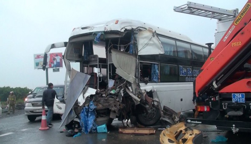 Như Kiến Thức đã đưa tin, khoảng 16h20 ngày 18/3, tại Km 192, đường cao tốc Pháp Vân – Cầu Giẽ (Hà Nội) chiếc xe cứu hỏa đang di chuyển thì bất ngờ cua sang đường và bị xe khách loại 45 chỗ đi tới đâm trực diện.