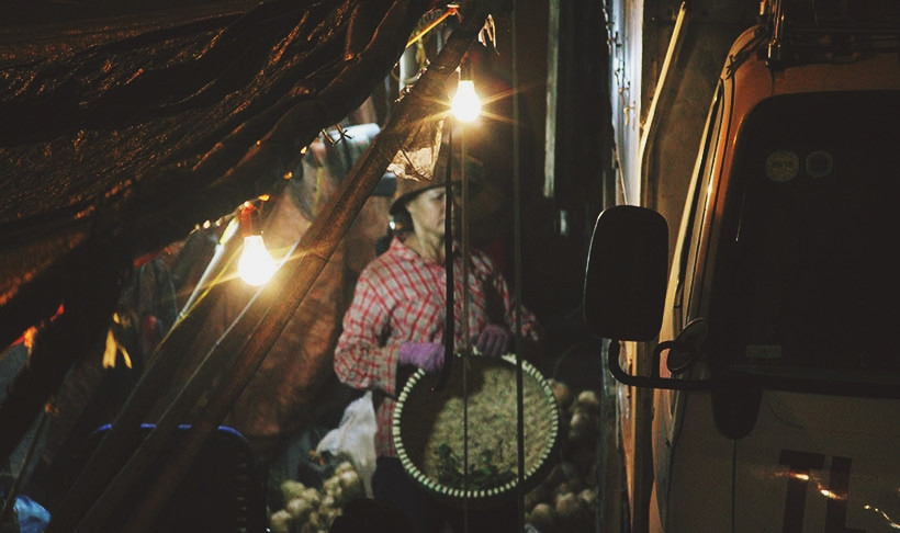 Ngày Quốc tế phụ nữ 8/3 với họ lúc này là một điều...xa xỉ. Thay vì diện các bộ quần áo đẹp, quây quần bên gia đình, họ lao đầu vào làm việc quần quật.