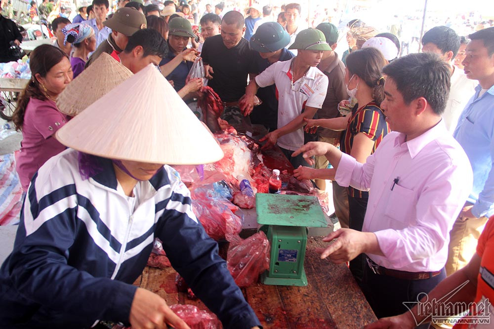 Người người chen nhau mua thịt lấy may đầu năm