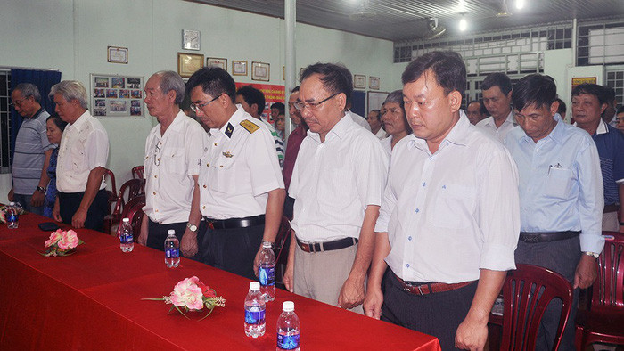 Phút mặc niệm, tưởng nhớ những đồng đội đã hi sinh trong cuộc chiến đấu bảo vệ chủ quyền ở Trường Sa ngày 14-3-1988 của những cựu binh tàu HQ-505 - Ảnh: Đông Hà.