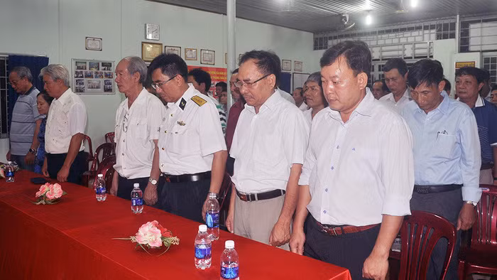 Phút mặc niệm, tưởng nhớ những đồng đội đã hi sinh trong cuộc chiến đấu bảo vệ chủ quyền ở Trường Sa ngày 14-3-1988 của những cựu binh tàu HQ-505 - Ảnh: Đông Hà.