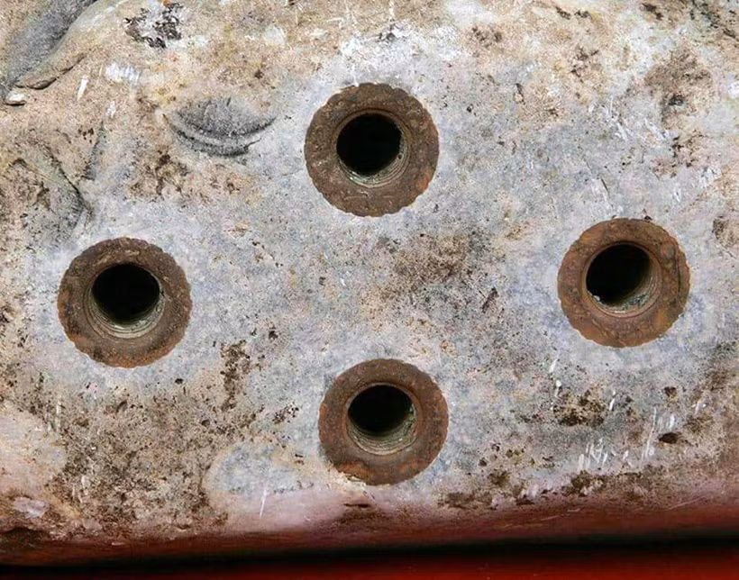 Có một lõi nam châm được gắn vào giữa hòn đá, hòn đá cũng được bao phủ bằng nhiều dây kim loại. Có 4 chiếc lỗ ở phía sau tảng đá, tương tự như mạch ba pha của ổ cắm và dây cắm.