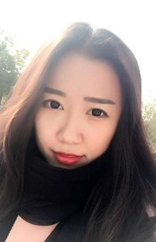 Cô Vương xinh đẹp trước khi bị đánh.