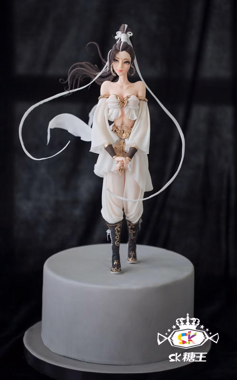 Chiếc bánh mỹ nhân mê hoặc người xem.