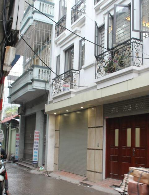 Căn nhà nơi phát hiện thi thể ông Lâm vẫn đang sáng đèn. Ảnh: TPO