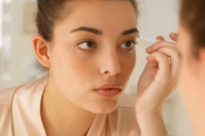 Các phương pháp thẩm mỹ chân mày đã có những tiến bộ vượt bậc từ sự đơn giản, thủ công của nhiều năm trước đến công nghệ hiện đại công phu của hiện tại.