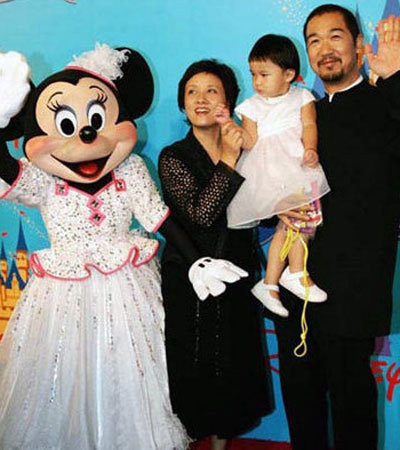 Hai vợ chồng nhận con nuôi để gia đình thêm đầm ấm.