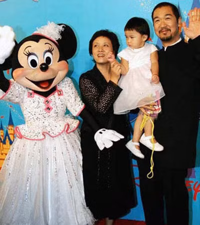 Hai vợ chồng nhận con nuôi để gia đình thêm đầm ấm.