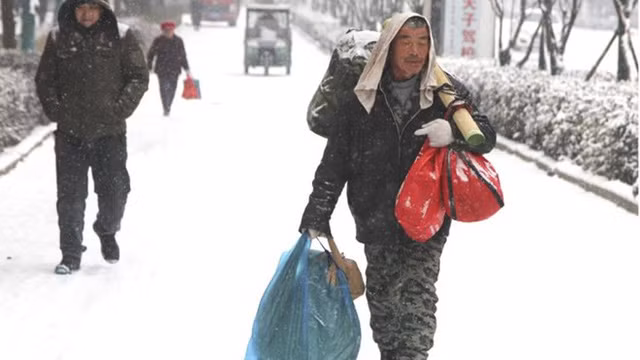 Ông Zhao trên đương đi bộ về nhà. Ảnh: News.160.com.