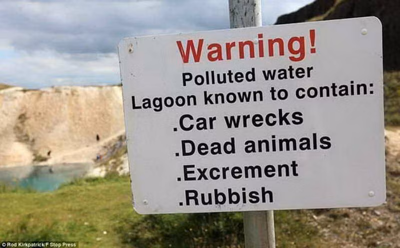 Giải thích về màu xanh trong hấp dẫn của hồ, các chuyên gia cho biết, vì hồ này nằm cạnh một mỏ đá, những hóa chất rò rỉ từ mỏ đã thấm vào trong nước, khiến nước có màu xanh đặc biệt.