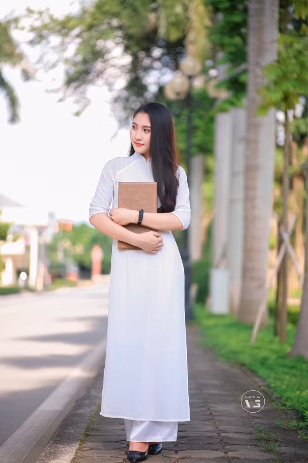 Hiện tại Tiên đang là Ủy viên Ban Chấp hành Hội Sinh viên và là đội trưởng đội văn nghệ của trường. Cô nàng nói: "Ngoài những giờ học căng thẳng trên giảng đường, em thích được hòa mình trong những điệu múa để thỏa mãn đam mê và thả hồn theo mây gió.