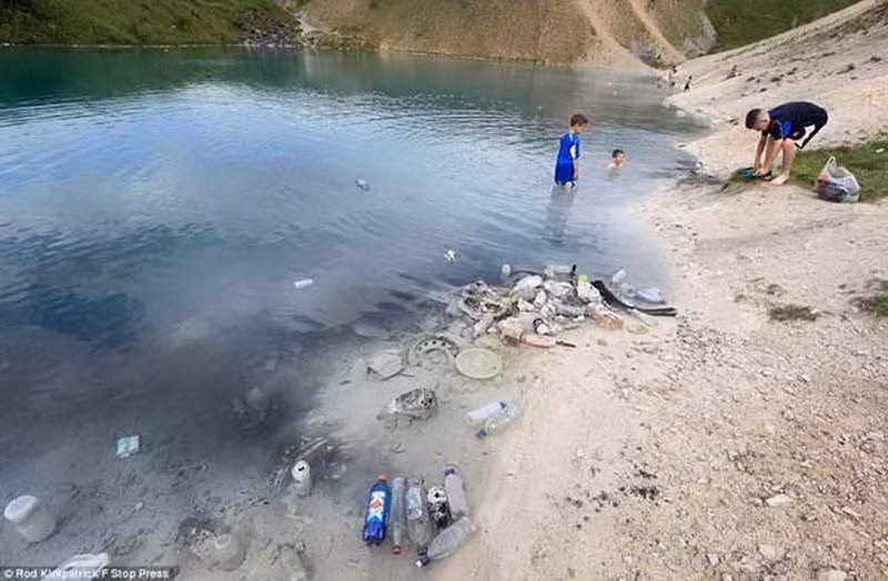 Độ pH trong nước hồ rất cao, lên đến 11,3 (trong khi độ pH của dung dịch kiềm là 12,3)