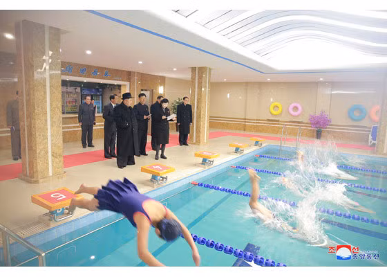 Khu bể bơi xây theo tiêu chuẩn.