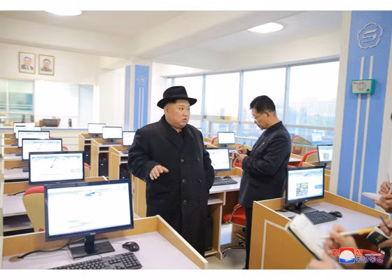 Trường cũng được trang bị dàn máy tính hiện đại phục vụ công việc học tập và nghiên cứu.