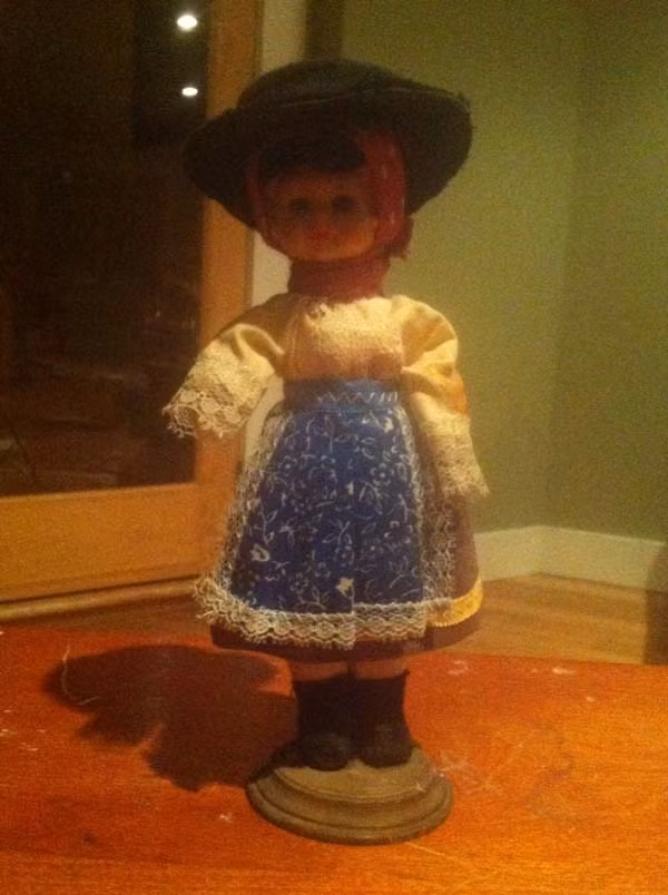 Đáng sợ hơn, hai cậu bé cũng thấy những con búp bê kiểu cổ, trông rất u ám và ma mị.