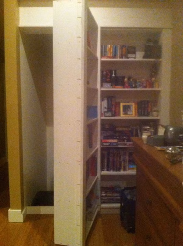 Theo thông tin đăng tải, ngôi nhà được xây dựng vào khoảng những năm 2000 và có vẻ như không có điều gì lạ xảy ra ở đây. Cho đến khi hai cậu bé, con trai của chủ nhà mới chuyển đến vào chơi trong phòng của cha mẹ, họ đã vô tình nghịch ngợm kệ sách và tìm thấy điều bí mật.