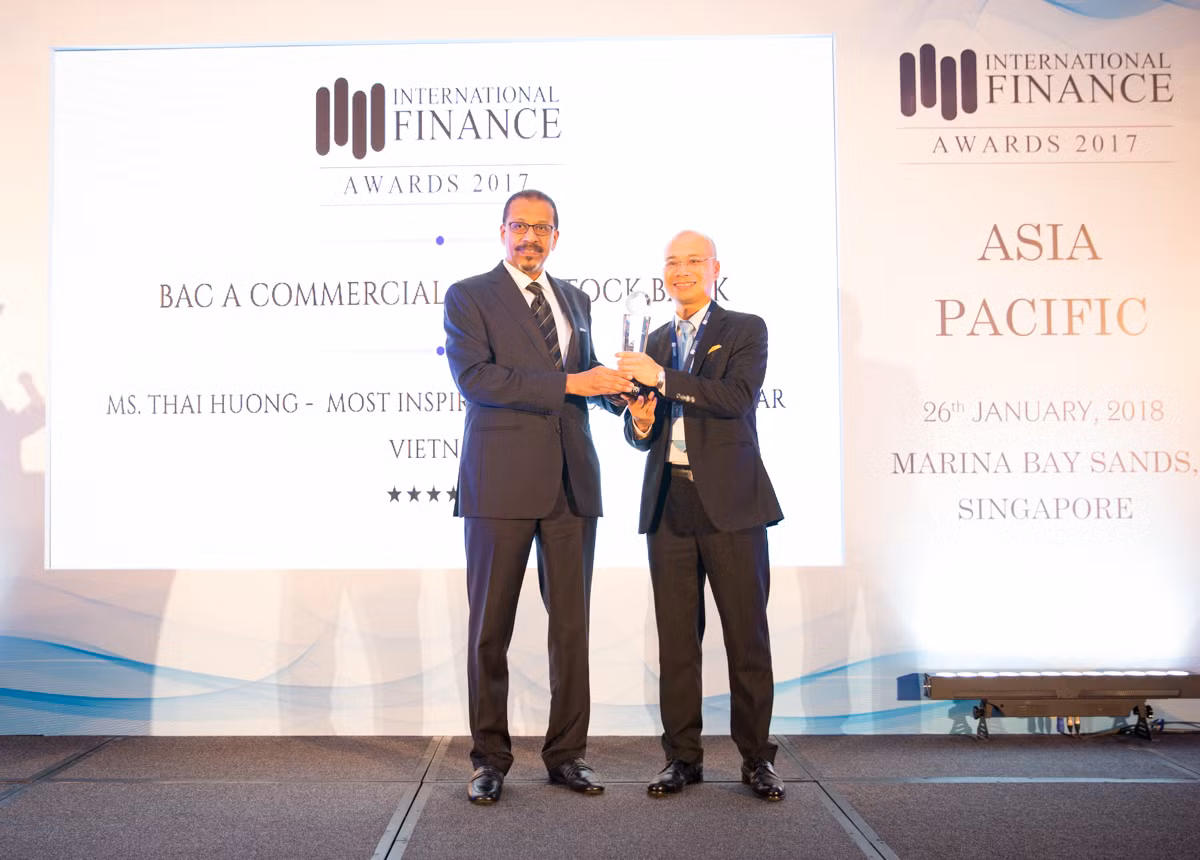 Ông Chu Nguyên Bình - Phó Tổng Giám đốc BAC A BANK (bên phải) thay mặt BAC A BANK nhận giải thưởng Ngân hàng tư vấn đầu tư tốt nhất.