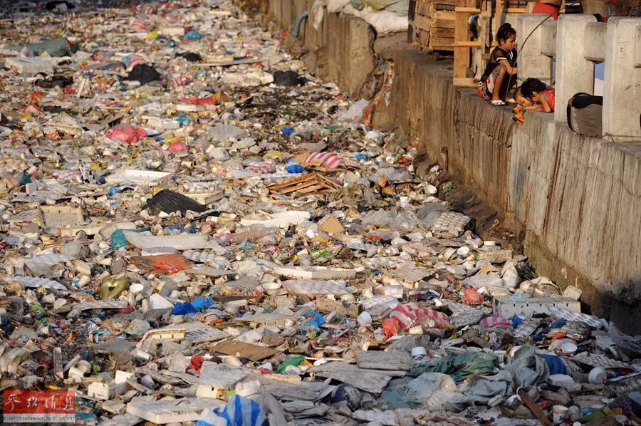 Sinh ra trong các khu ổ chuột ở Philippines, rất nhiều trẻ em nghèo hàng ngày đang mưu sinh trên những dòng sông ô nhiễm đầy rác thải.