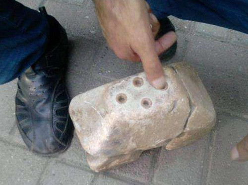 Một số ý kiến cho rằng, vật thể lạ này rất giống với cấu tạo của máy biến áp hiện đại đang được sử dụng rộng rãi trong đời sống.