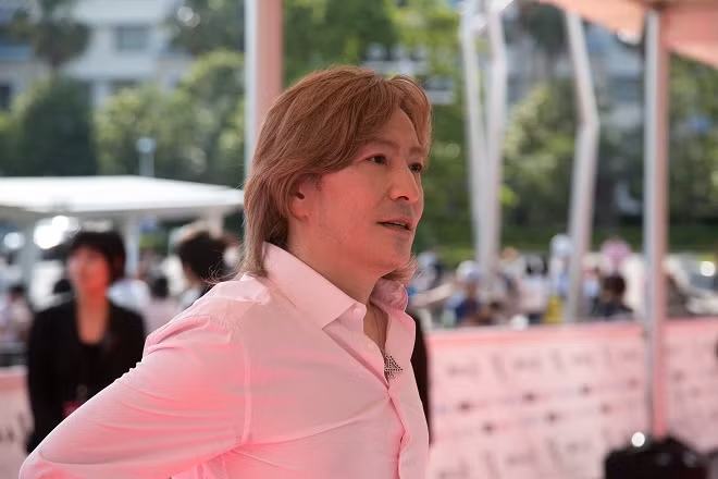 Tetsuya Komuro bị chỉ trích nặng nề khi phản bội vợ trong lúc cô mắc bệnh nặng.