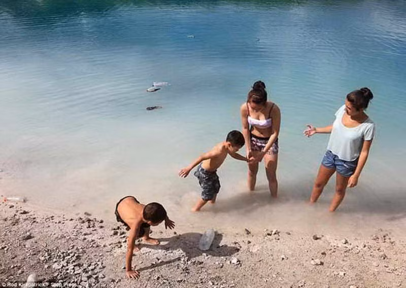 Cũng chính bởi màu xanh đó mà nhiều người bị hấp dẫn, bất chấp độc hại tới nơi đây du lịch và đắm mình vào làn nước hồ.