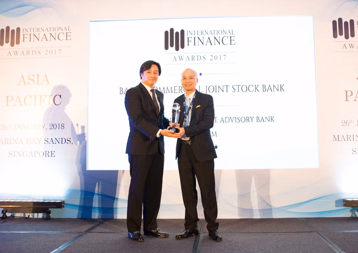 Ông Chu Nguyên Bình - Phó Tổng Giám đốc BAC A BANK (bên phải) thay mặt BAC A BANK nhận giải thưởng Ngân hàng tư vấn đầu tư tốt nhất.