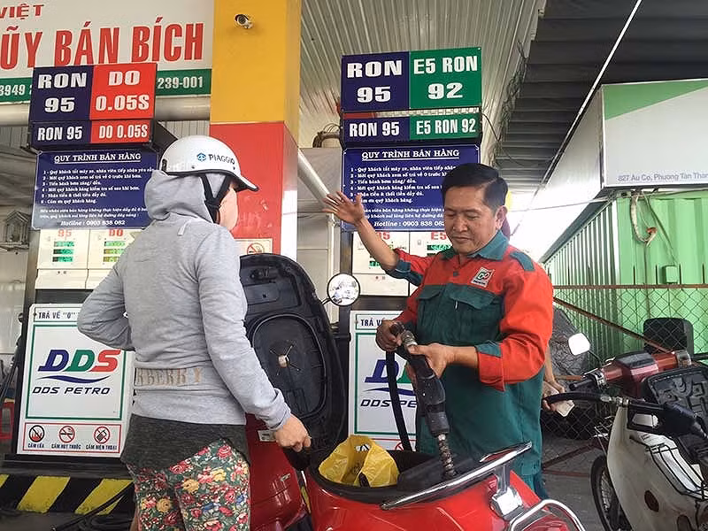 Nhiều người tiêu dùng không đồng ý kiểu không mua E5 thì phải bỏ ra nhiều tiền hơn để mua xăng A95. Ảnh: TÚ UYÊN