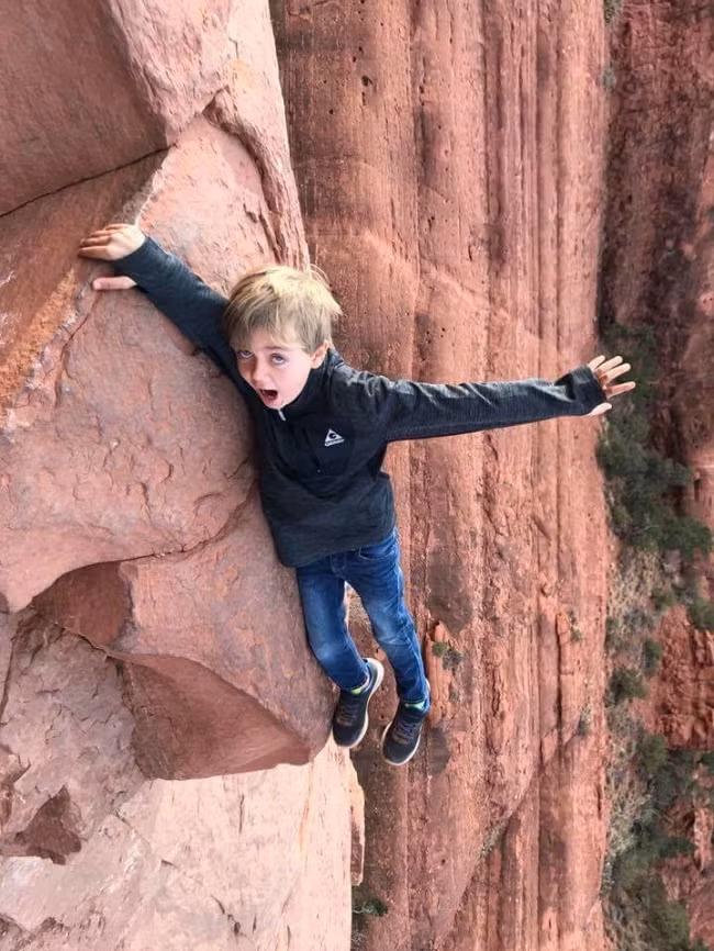 Đây chỉ là một màn đánh lừa thị giác ngoạn mục. Bức ảnh đã được xoay lại và cậu bé thực tế không gặp bất cứ nguy hiểm nào.