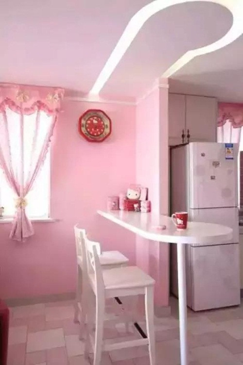 Tất cả những đồ nội thất, vật dụng sử dụng trong nhà cũng được đổi hết sang màu hồng hoặc có hình ảnh của chú mèo Hello Kitty.